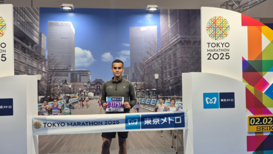 Abs at the Tokyo marathon, holding up his number.