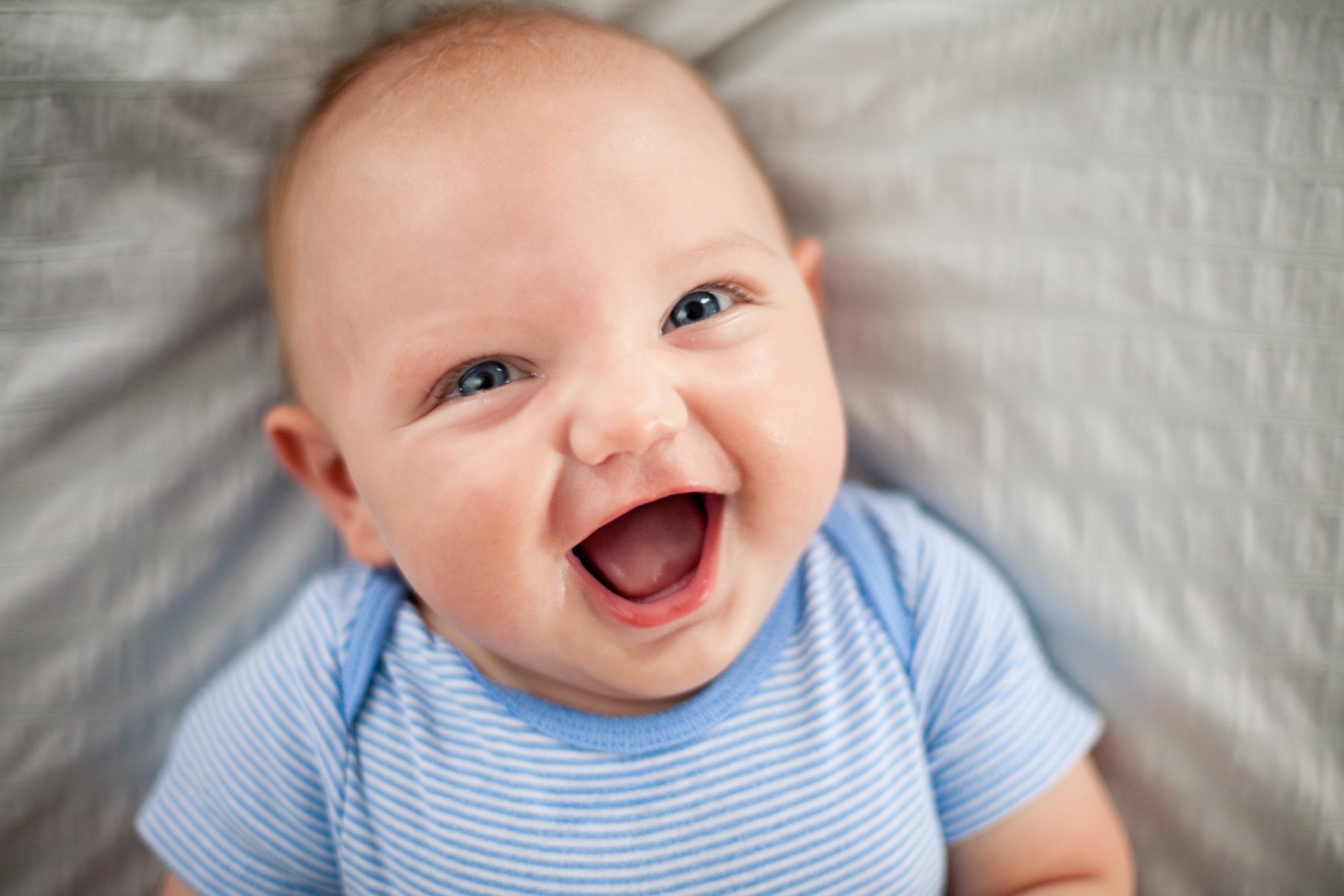 Первая улыбка ребенка. Улыбка младенца. Ребенок улыбается. Смех младенца. Дети смеются.